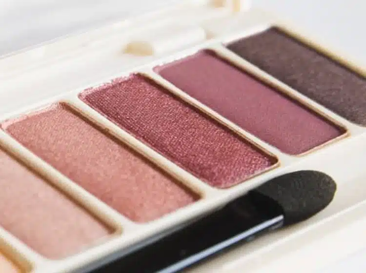 Palette de maquillage dans les tons rosés