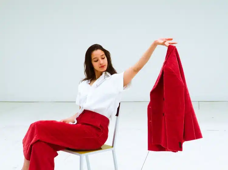 Cliente qui définit son style à l'aide d'une conseillère en image