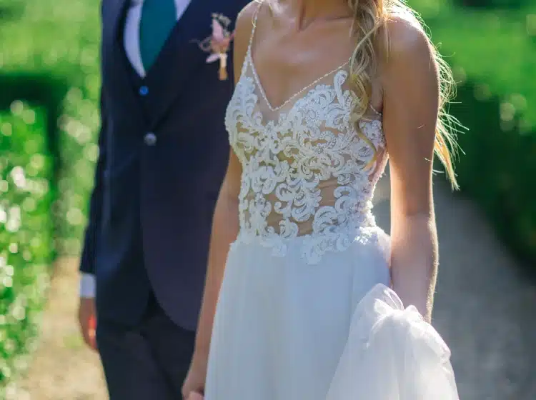 Mariées en tenue de mariage, dans un parc